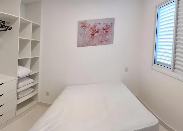 Apartamento novo a 350 m da praia das Toninhas em Ubatuba - 2 dormitórios sendo 1 suite, piscina, varanda gourmet com churrasqueira, ar condicionado, cozinha completa, garagem privativa